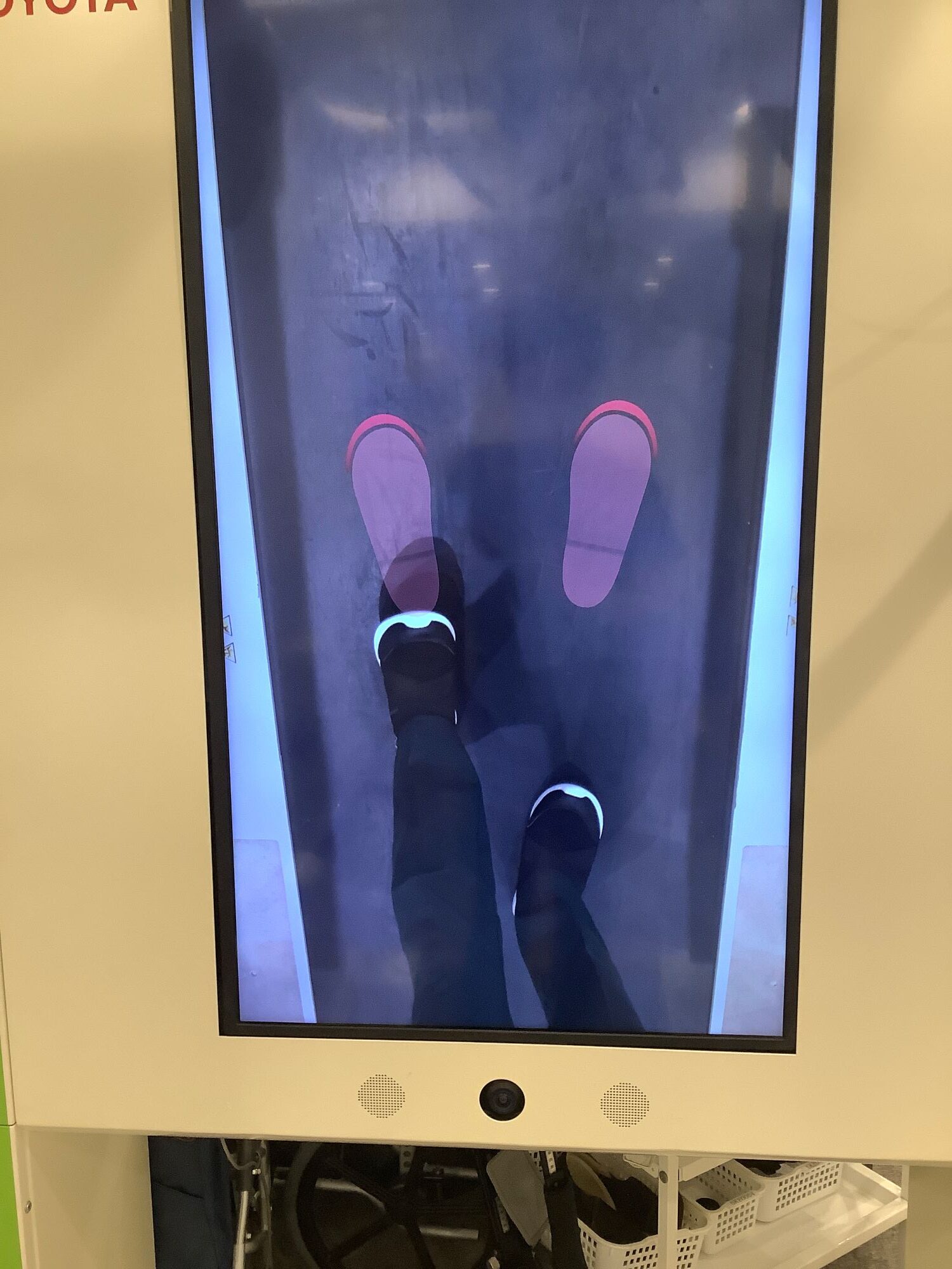パーキンソン病の歩きの改善に効果的なリハビリとは?名古屋の自費リハビリ【AViC名古屋栄店】 歩幅の延長を図るため、足の接地位置を可視化
