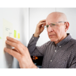 物忘れに困っている男性の写真