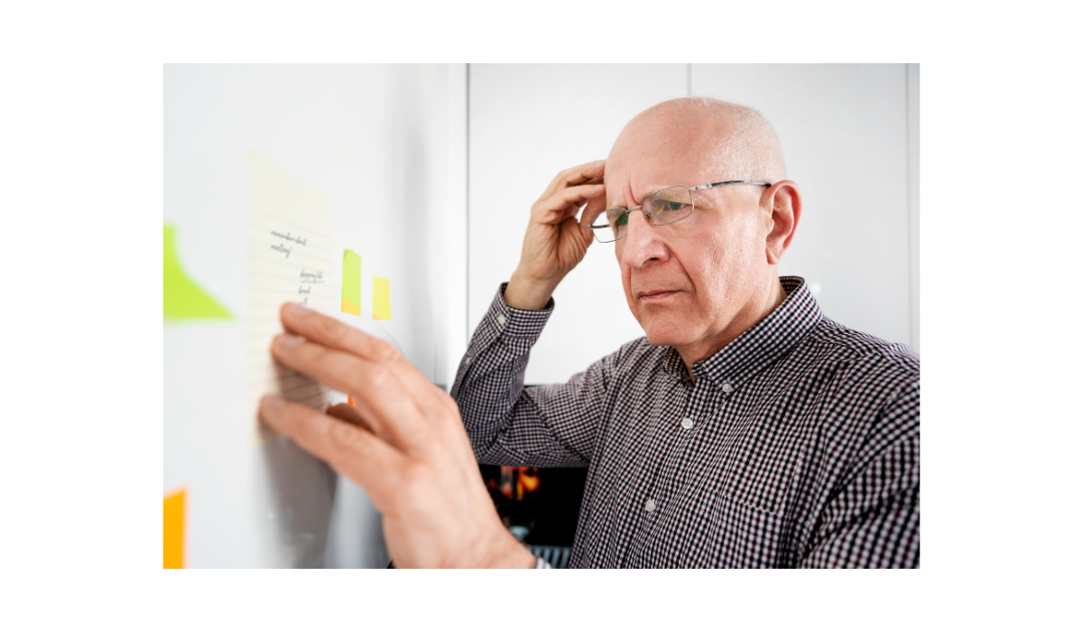 物忘れに困っている男性の写真